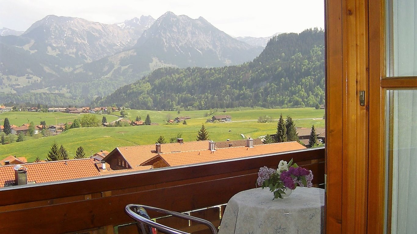 Ostbalkon der Ferienwohnung Grünten mit einem atemberaubenden Ausblick über Obermaiselstein und auf die Allgäuer Alpen