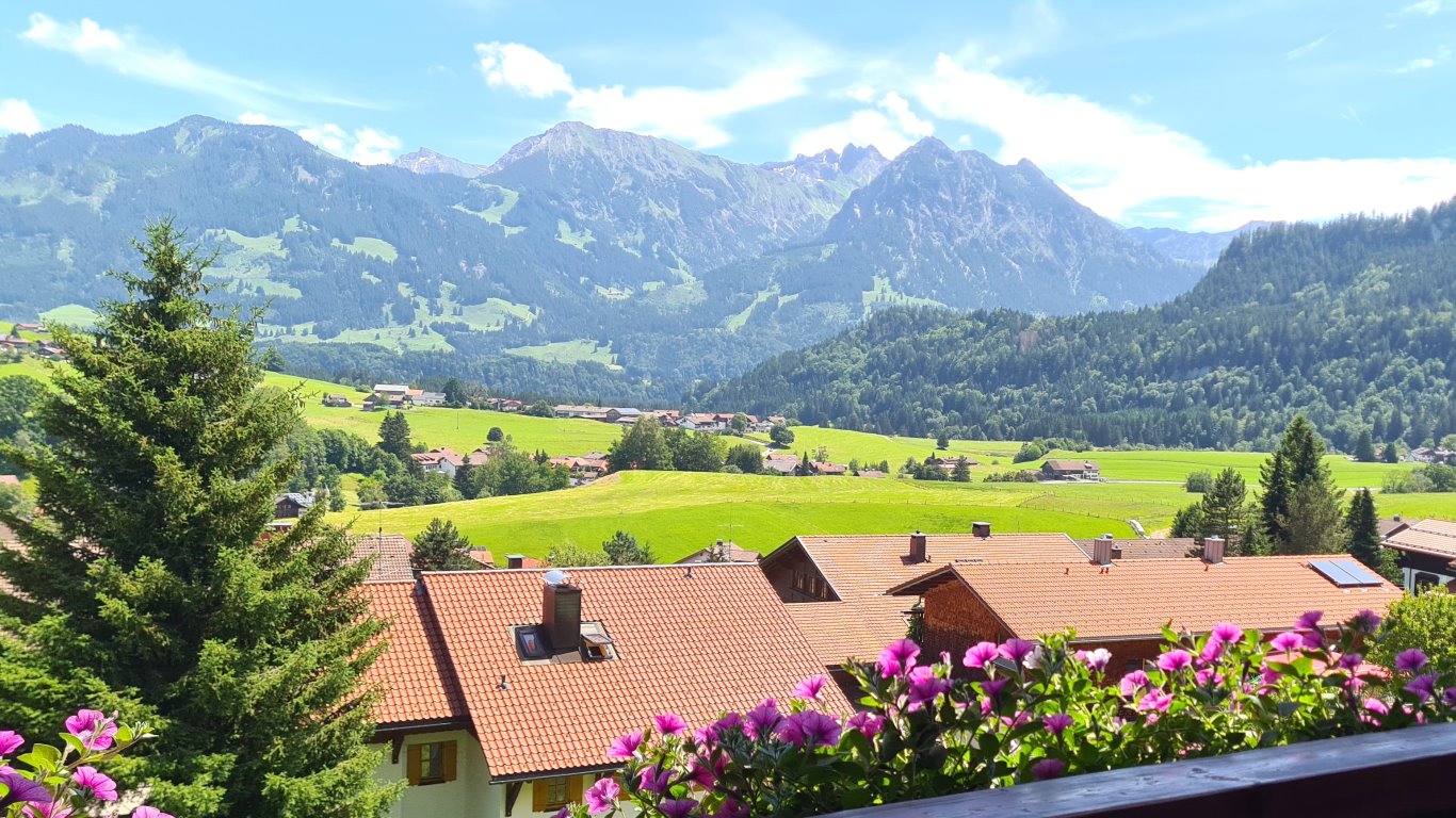 Bergblick vom Ostbalkon der Ferienwohnung Grünten mit einem atemberaubenden Ausblick über Obermaiselstein und auf die Allgäuer Alpen