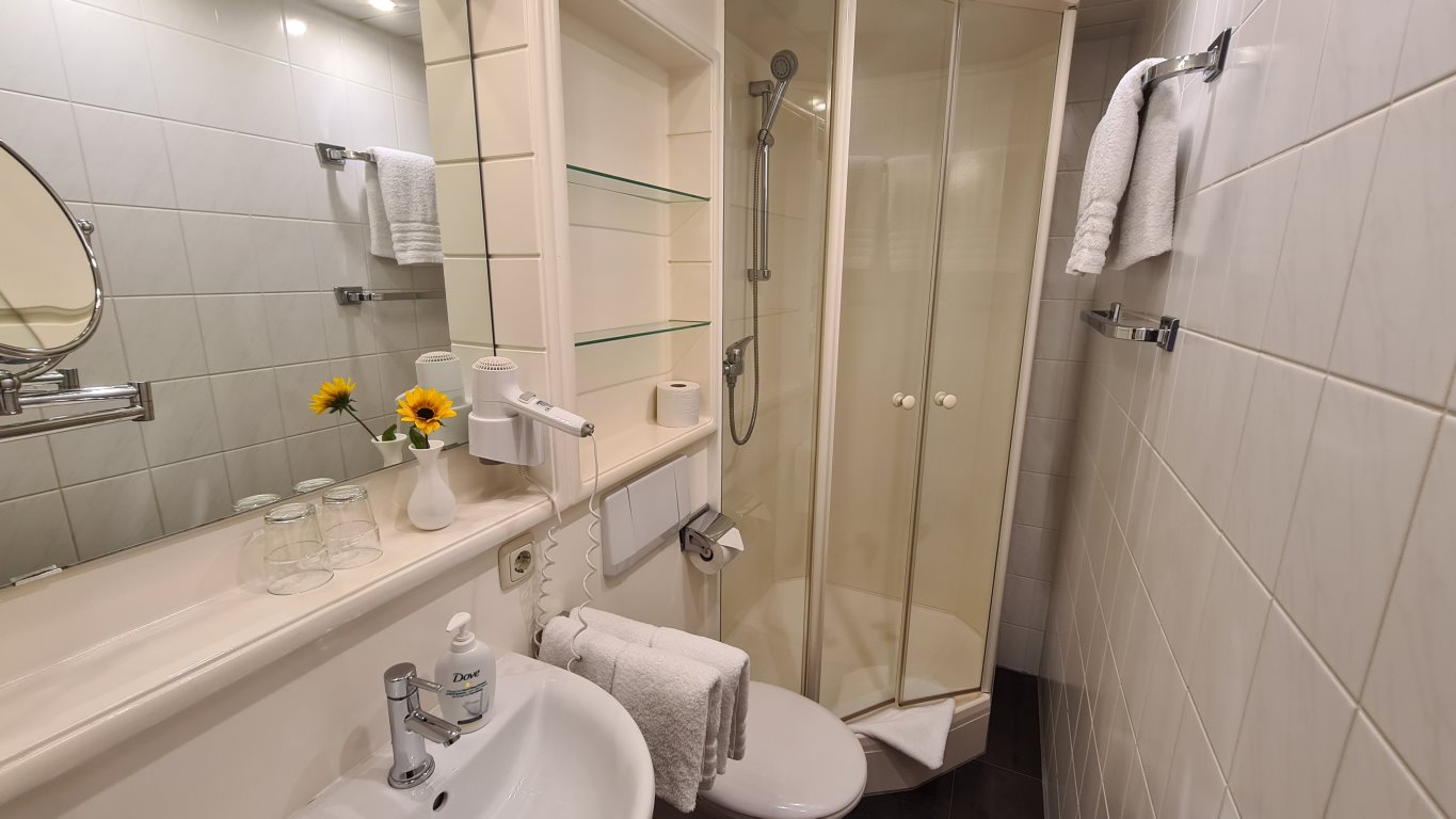 Das Badezimmer mit Dusche, Waschbecken und WC der Ferienwohnung Mädelegabel