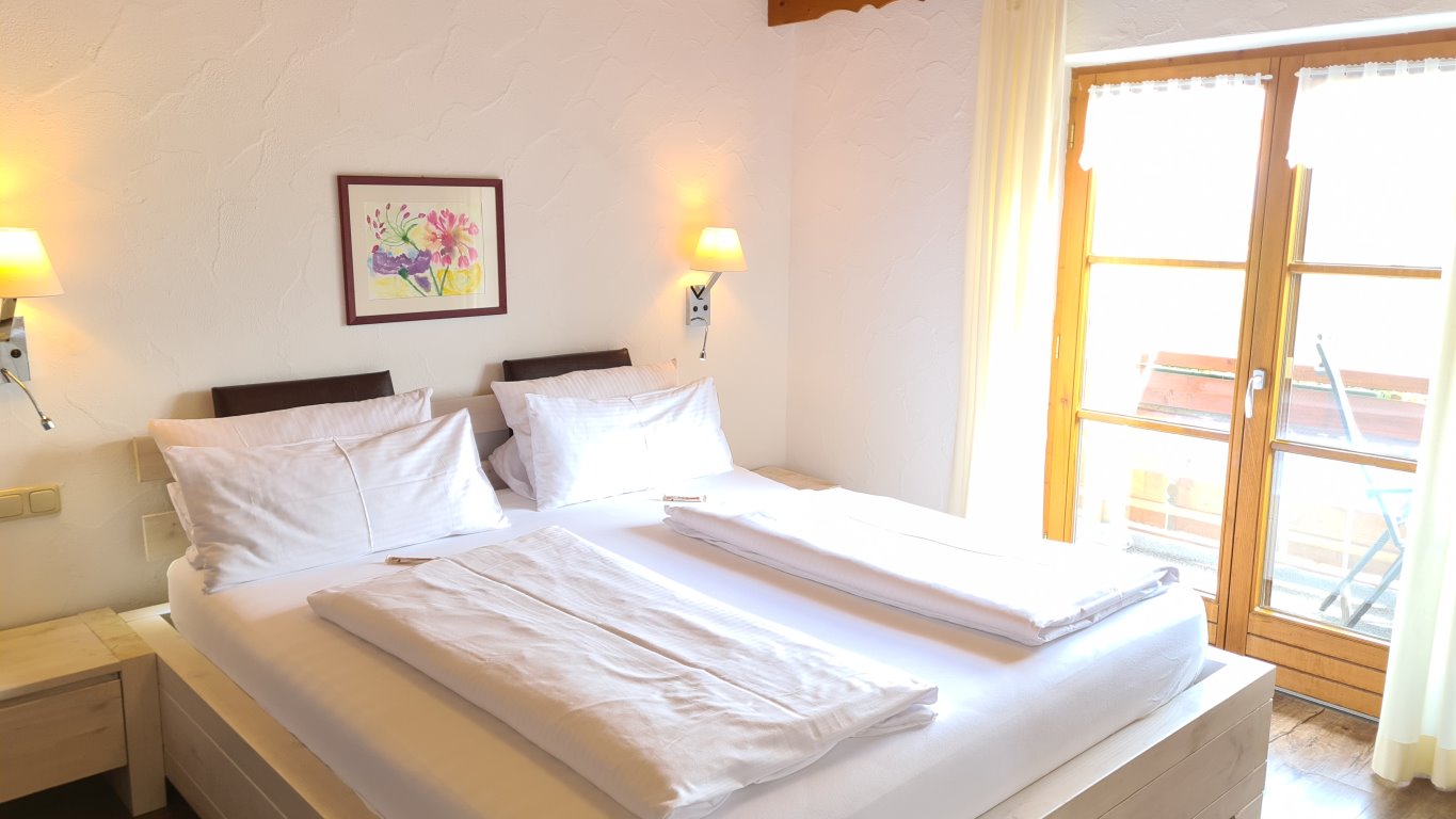 Das Doppelbett im Schafzimmer der Ferienwohnung Nebelhorn