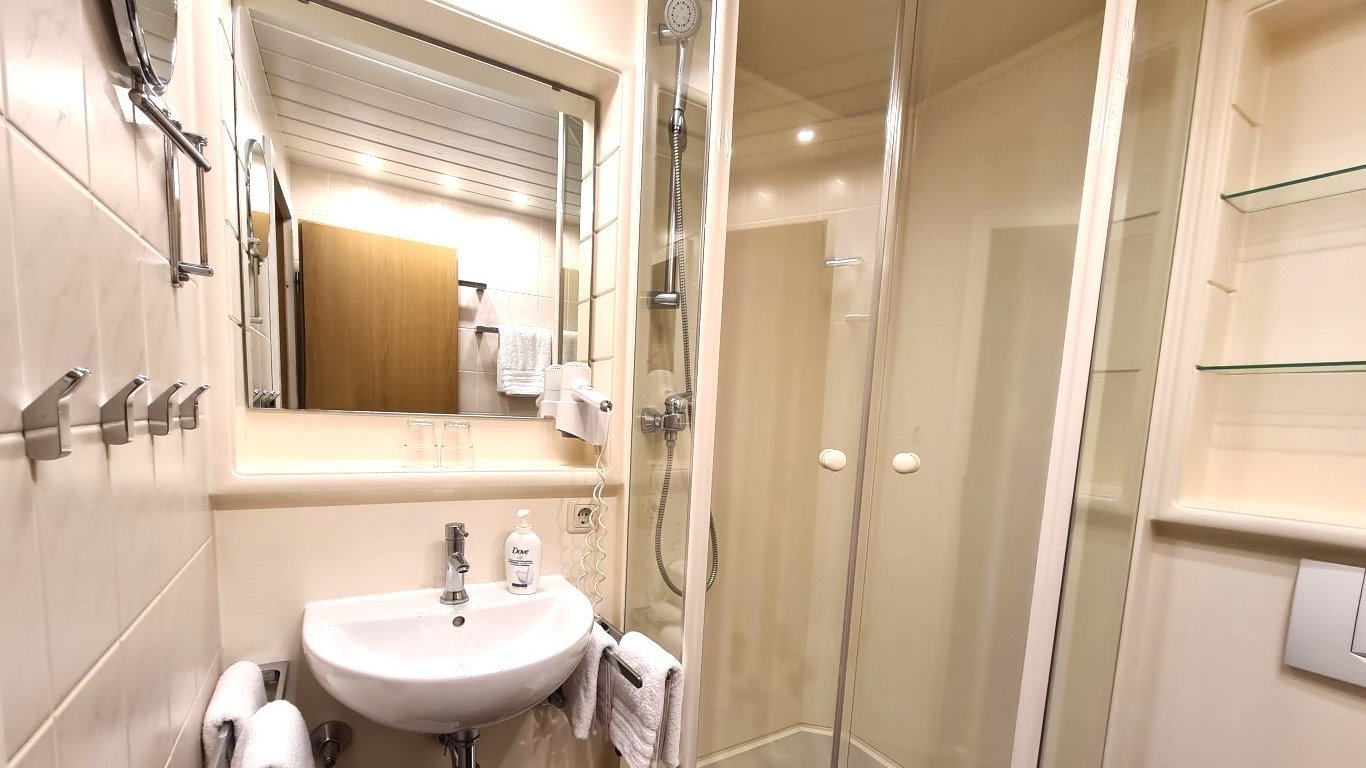 Das Badezimmer mit Dusche, Waschbecken und WC der Ferienwohnung Nebelhorn