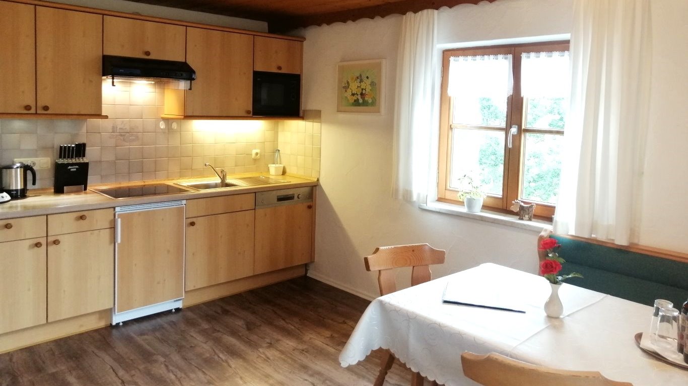 Die Küchenzeile und der Esstisch der Ferienwohnung Nebelhorn