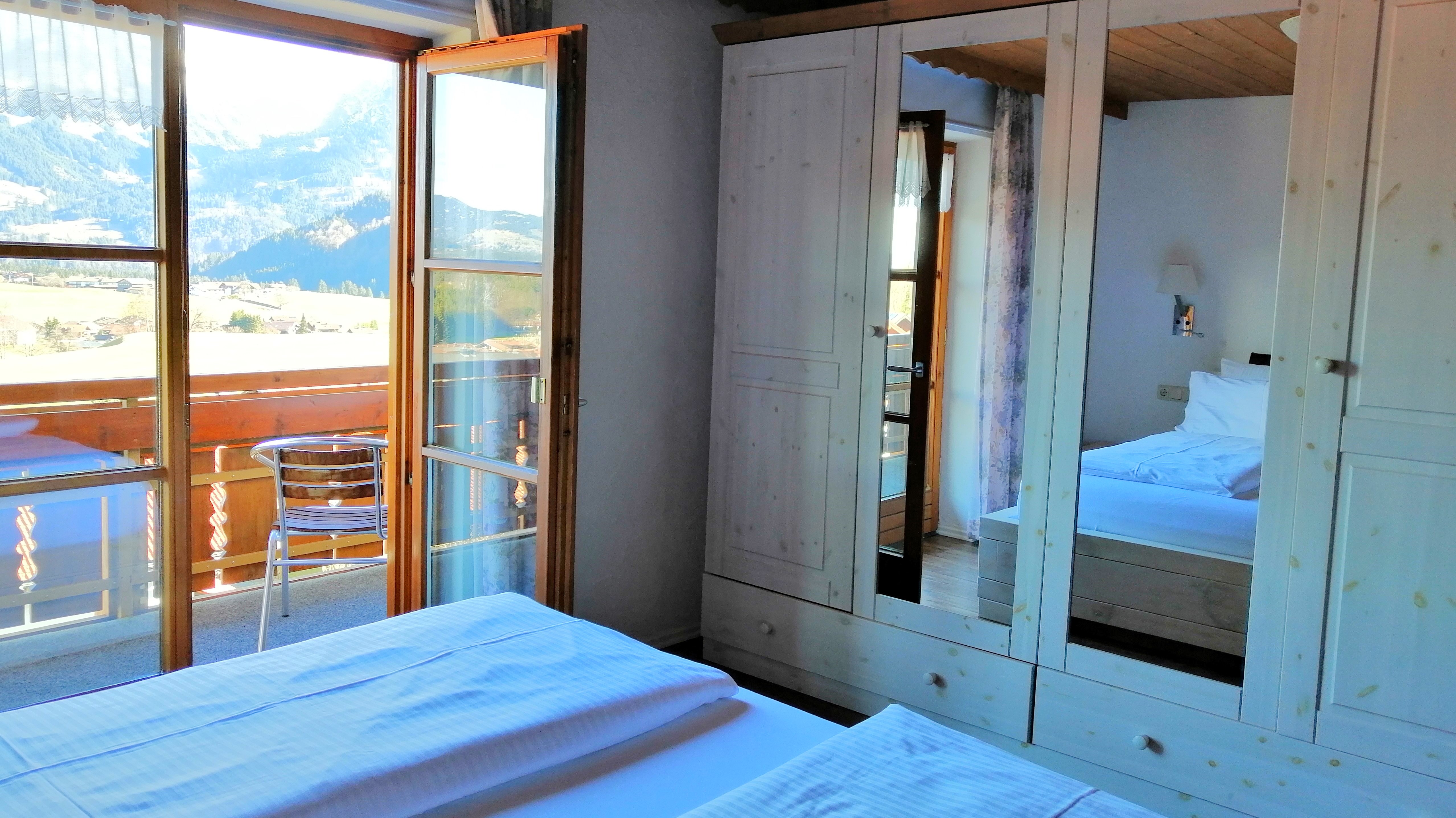 Das Doppelbett mit Kleiderschrank im Schafzimmer der Ferienwohnung Nebelhorn