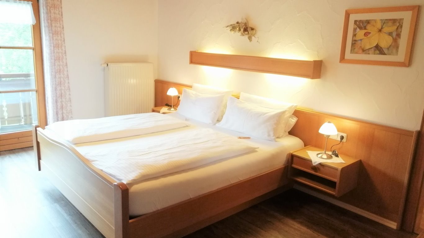 Das Doppelbett mit Kleiderschrank im Schafzimmer der Ferienwohnung Trettachspitze