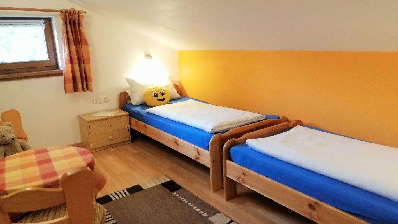 Das zweite Schlafzimmer mit zwei Einzelbetten in der Ferienwohnung Trettachspitze