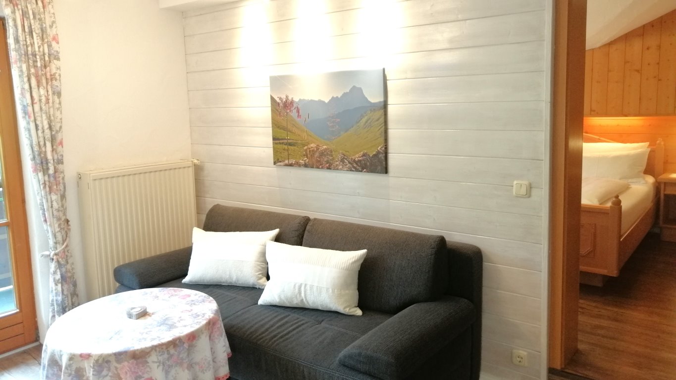 Die Couch in der Ferienwohnung Wannenkopf auf der zweiten Etage mit Westbalkon