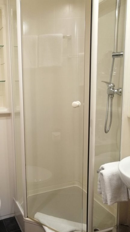 Die Dusche im Badezimmer der Ferienwohnung Wannenkopf