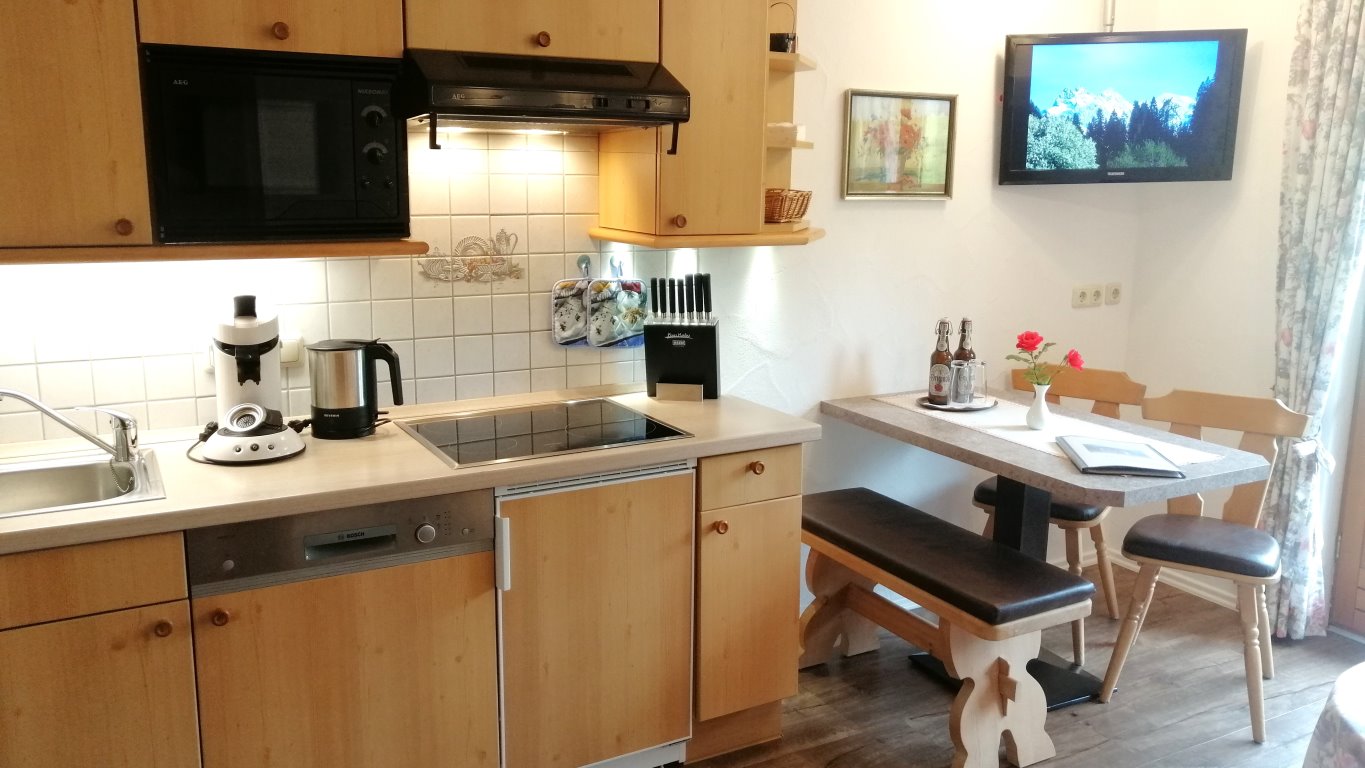 Die Küchenzeile mit Essbereich in der Ferienwohnung Wannenkopf auf der zweiten Etage mit Westbalkon
