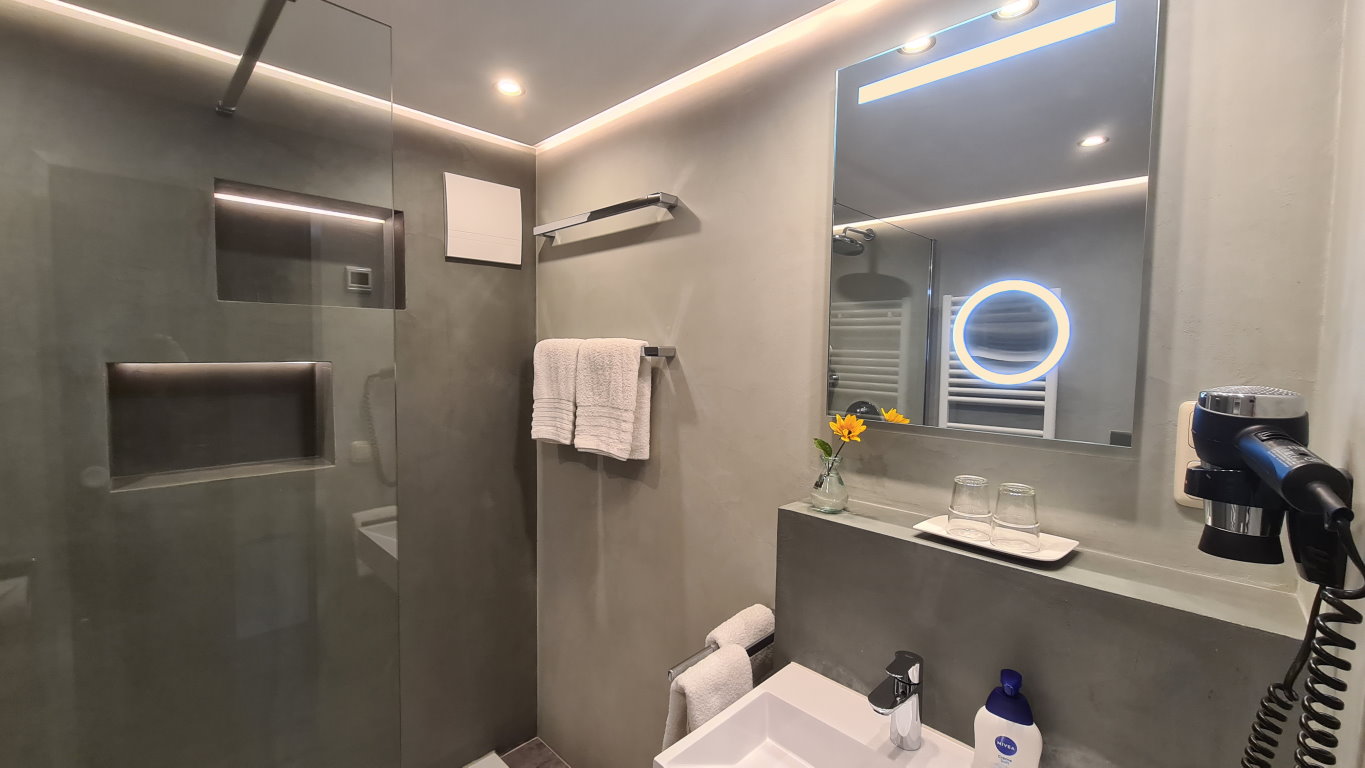 Das Badezimmer mit Dusche, Waschbecken und WC der Ferienwohnung Weiherkopf