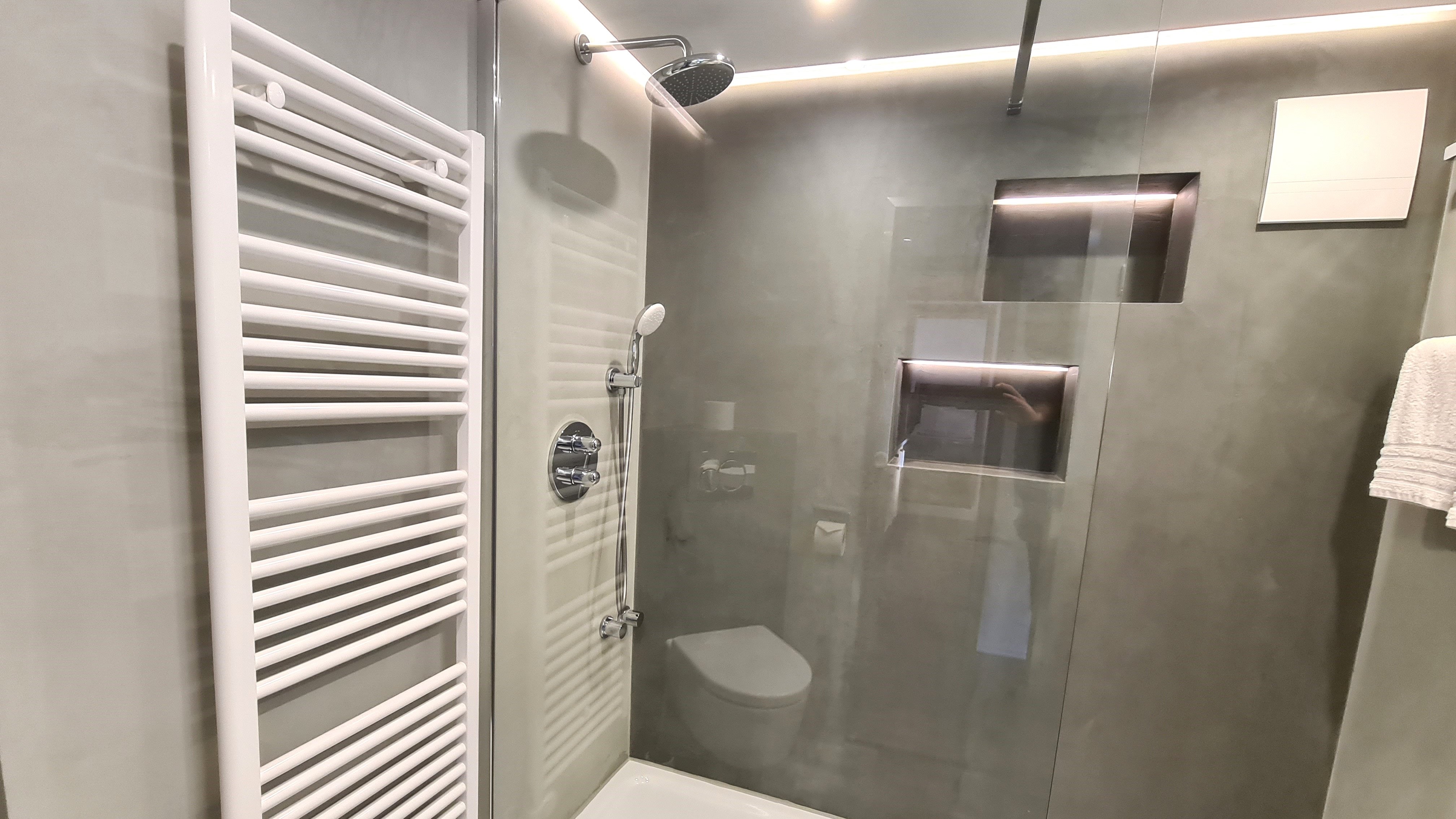 Das Badezimmer mit Dusche, Waschbecken und WC der Ferienwohnung Weiherkopf