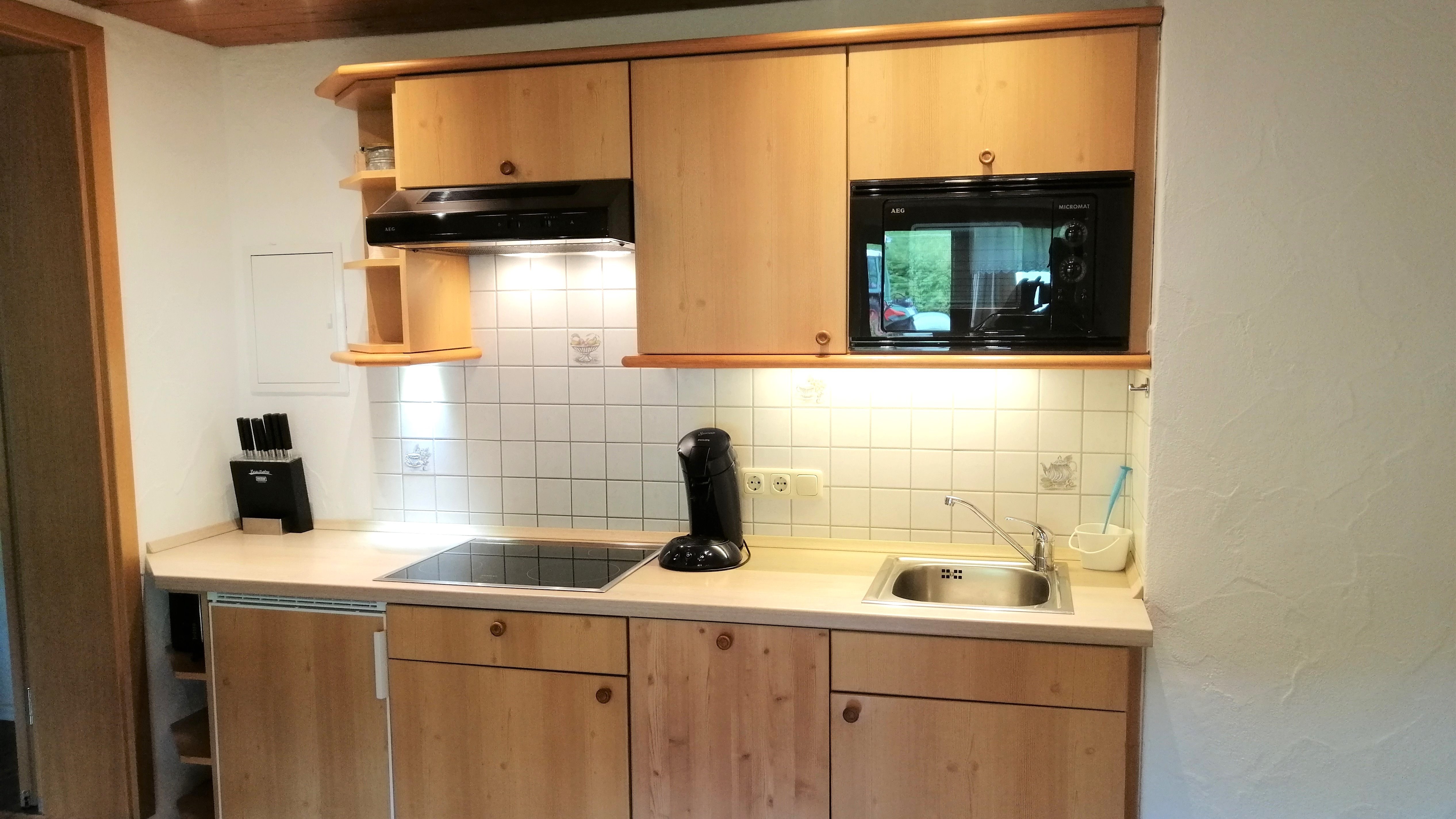 Die im Wohnraum integrierte Küchenzeile der Ferienwohnung Weiherkopf