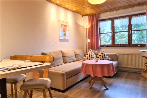 Gemütliche Sitzecke in der Ferienwohnung Grünten im Haus Alpenblick