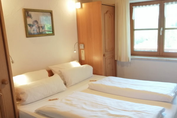 Das Schlafzimmer in der Ferienwohnung Herrenberg auf der ersten Etage mit Südbalkon im Haus Alpenblick