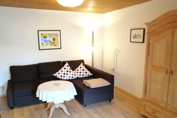 Sofa im Wohnraum der Ferienwohnung Mädelegabel im Haus Alpenblick