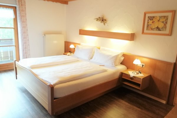 Das gemütliche Schlafzimmer in der Ferienwohnung Trettachspitze im Haus Alpenblick