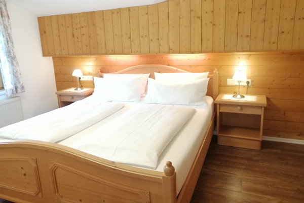 Das Schlafzimmer in der Ferienwohnung Wannenkopf auf der zweiten Etage mit Westbalkon im Haus Alpenblick
